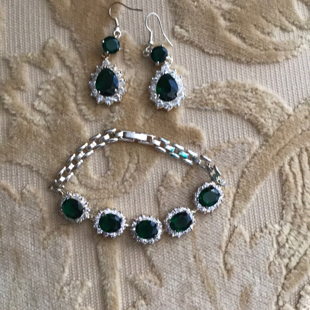 Beautiful green statement bracelet & earrings
